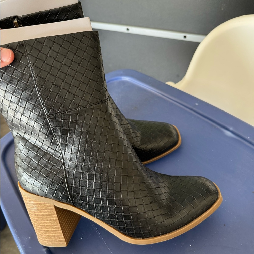Universal Thread boots